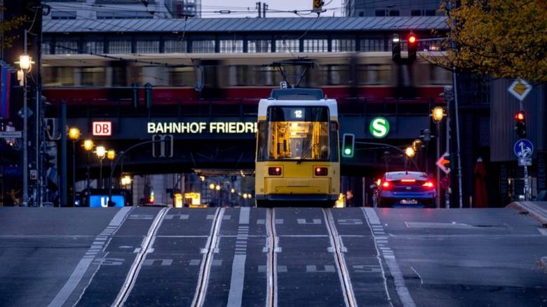 Βερολίνο: Άνδρας δέθηκε επίθεση με μαχαίρι σε συρμό τραμ - Αναζητείται ο δράστης