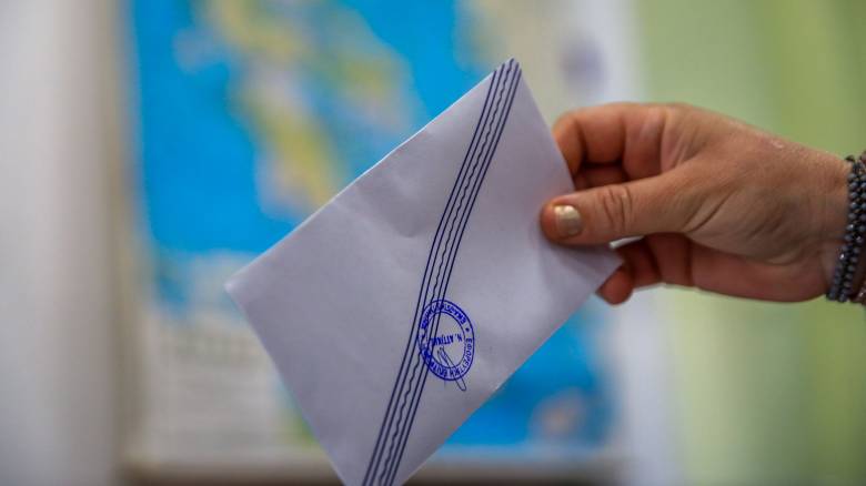 Δημοσκόπηση MRB: Επιμένουν για «συγκάλυψη» στα Τέμπη οι πολίτες - Προβάδισμα ΝΔ, δεύτερη η «Πλεύση»