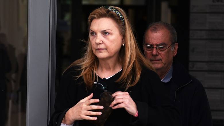 Δίκη Φιλιππίδη: Στέκομαι δίπλα του, ο Πέτρος δεν είναι βιαστής λέει η σύζυγός του