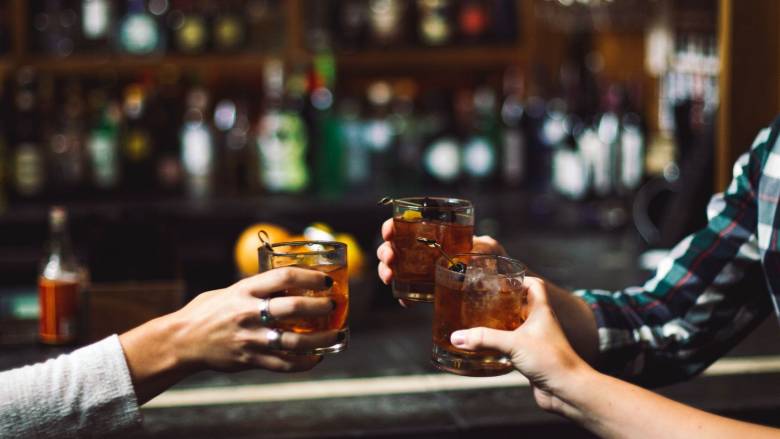 Με υαλώδη αρτηριοσκλήρυνση κινδυνεύουν όσοι καταναλώνουν πάνω από οκτώ ποτά την εβδομάδα