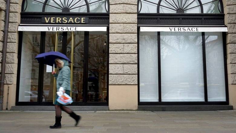 Ιταλία: Η Prada εξαγοράζει τον οίκο μόδας Versace - Ο «γάμος» των δύο ιταλικών ομίλων