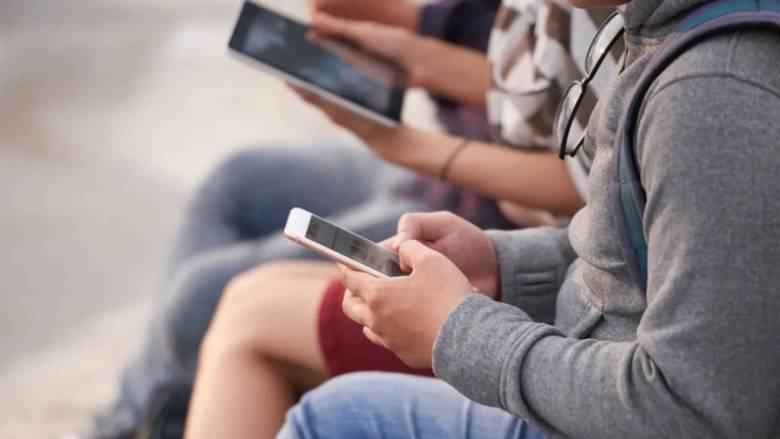 Γαλλία: «Απαγορευμένος καρπός» τα κινητά για τους μαθητές Γυμνασίου όσο βρίσκονται στο σχολείο