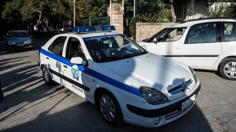 Κινηματογραφική ληστεία σε τράπεζα στην Πάτρα - Κράτησε όμηρο υπάλληλο για να βγει από το κτήριο