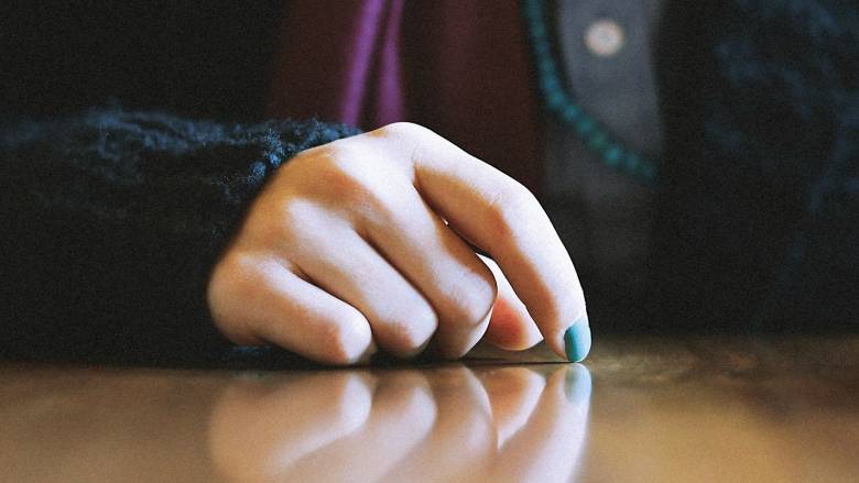 Ακούμε καλύτερα τους άλλους αν χτυπήσουμε το δάχτυλο με έναν συγκεκριμένο ρυθμό, διαπιστώνει μελέτη