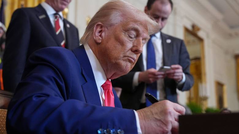 Ο Τραμπ εξαιρεί κινητά και λάπτοπ από τους νέους δασμούς - Πότε ενδέχεται να ανέβουν οι τιμές