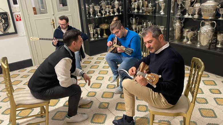 Κωνσταντινούπολη: Ο Έλληνας δάσκαλος από τη Θεσσαλονίκη που διδάσκει μπουζούκι στους Τούρκους