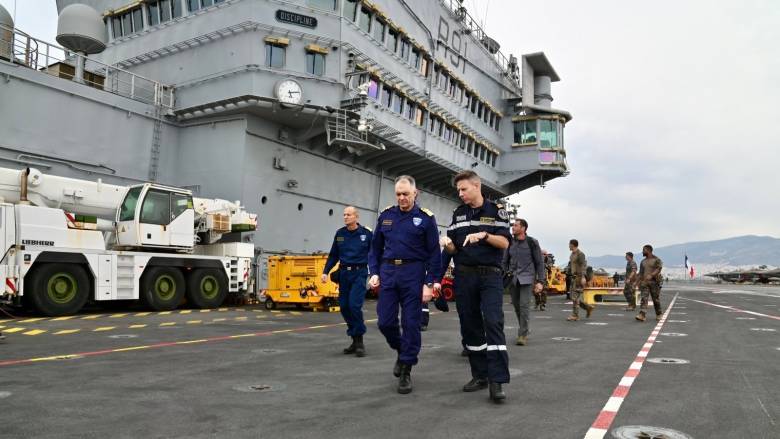 Στον όρμο Φαλήρου το Γαλλικό αεροπλανοφόρο «Charles De Gaulle» - Επίσκεψη του Αρχηγού ΓΕΝ