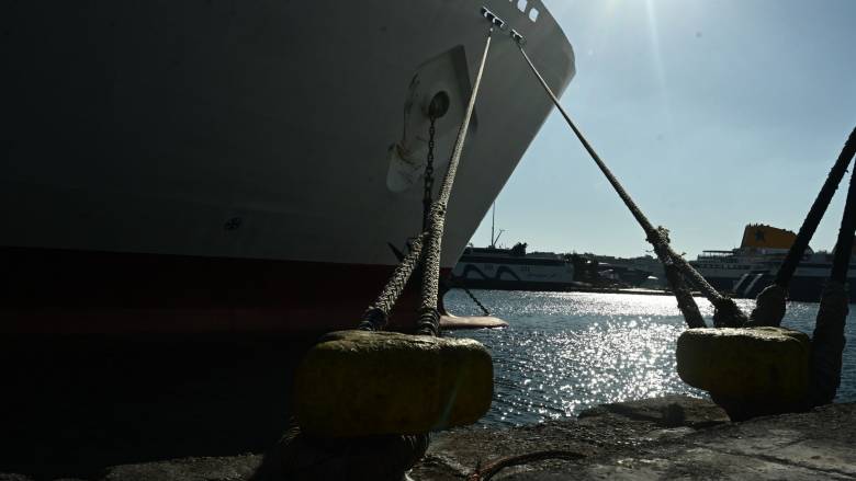 Απαγορεύτηκε ο απόπλους πλοίου με 64 επιβάτες από τον Πειραιά προ την Αίγινα