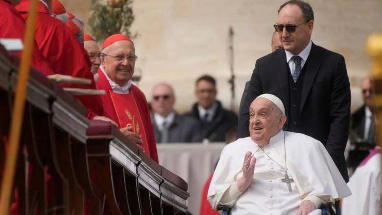 Στην πλατεία του Αγίου Πέτρου ο πάπας Φραγκίσκος χαιρετά πιστούς - Χωρίς οξυγόνο για πρώτη φορά