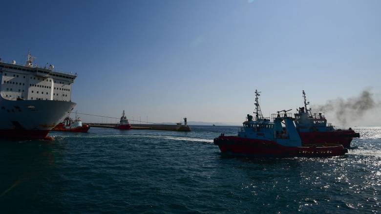 Ρυμουλκό πλοίο προσέκρουσε σε δεξαμενόπλοιο στο λιμάνι του Πειραιά - Προκλήθηκαν υλικές ζημιές