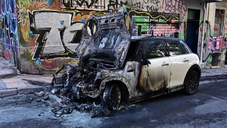 Εξάρχεια: Βομβαρδισμένο τοπίο από τα επεισόδια: Καμένα αυτοκίνητα, 72 προσαγωγές (pics)