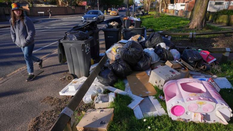 Βρετανία: Συνεχίζεται η απεργία των εργαζομένων στην καθαριότητα
