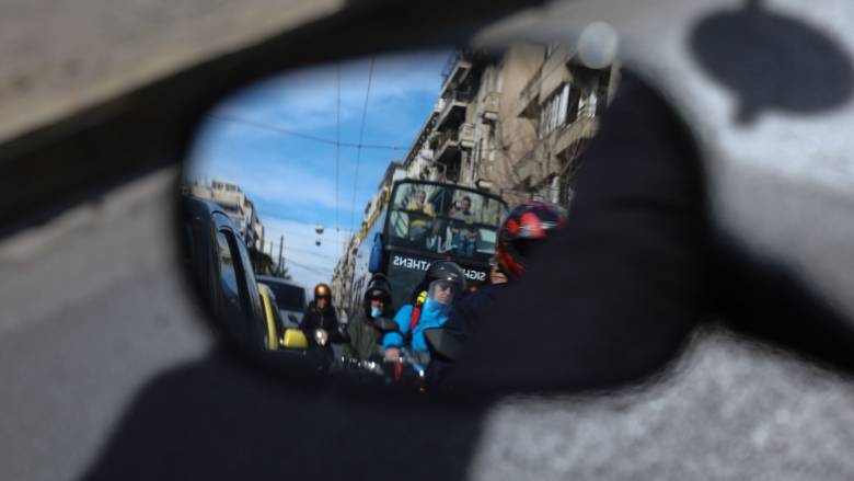 Οδηγώντας στην Ελλάδα: Ανάμεσα στην επιβίωση και την αδιαφορία