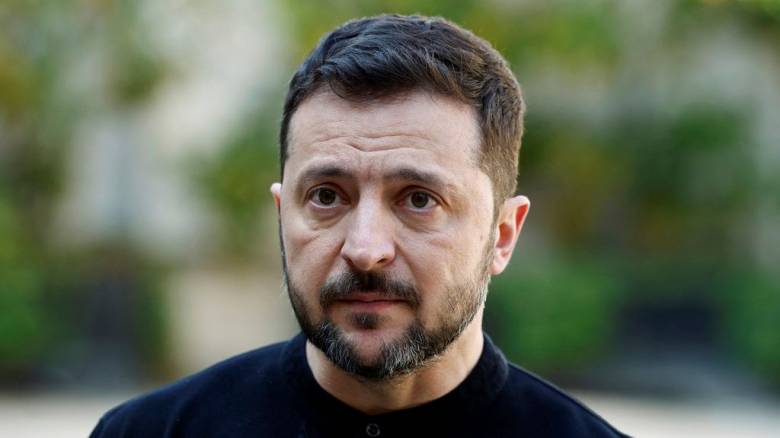 Εσπευσμένη επιστροφή Ζελένσκι στο Κίεβο μετά το ρωσικό βομβαρδισμό - «Σκοτώνουν το λαό μας»