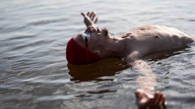 Μία εβδομάδα κολύμβησης σε παγωμένο νερό μας αλλάζει σε κυτταρικό επίπεδο