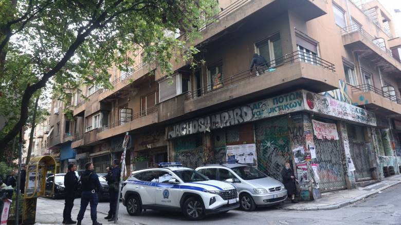Εξάρχεια: Τι βρήκε η ΕΛ. ΑΣ. στο υπό κατάληψη κτήριο - Έρευνες για δακτυλικά αποτυπώματα