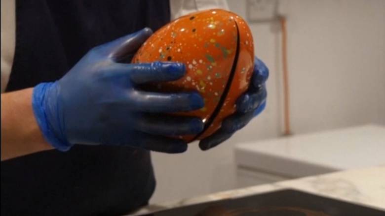 Ένα πασχαλινό αυγό... κόσμημα με φύλλα χρυσού και σοκολάτα Ντουμπάι