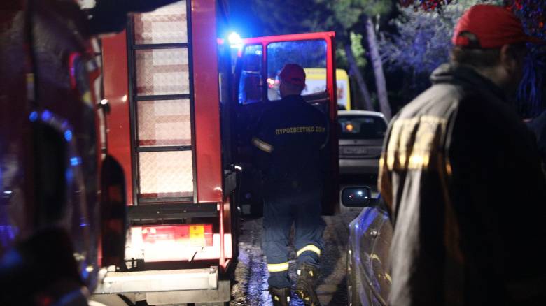 Φωτιά σε εγκαταλελειμμένο κτήριο στου Ζωγράφου - Επιχείρηση της Πυροσβεστικής