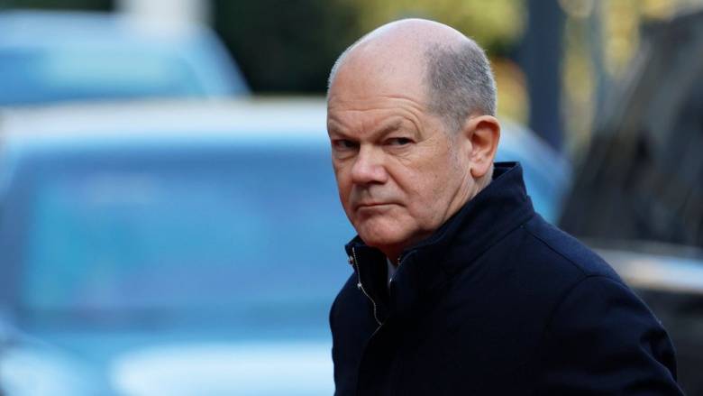 Γερμανός αγκάλιασε τον καγκελάριο Όλαφ Σολτς και το... πλήρωσε με πρόστιμο 4.500 ευρώ