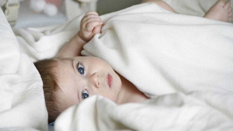 Χημικά που βλάπτουν τον εγκέφαλο απελευθερώνουν τα στρώματα ενώ κοιμούνται τα παιδιά