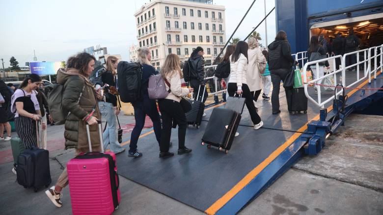 Απαγορεύτηκε ο απόπλους πλοίου για Αίγινα λόγω βλάβης - Ταλαιπωρία για τους επιβάτες