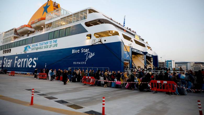 Με πληρότητες που αγγίζουν το 100% αναχωρούν πλοία και ΚΤΕΛ - Συνεχίζεται η έξοδος