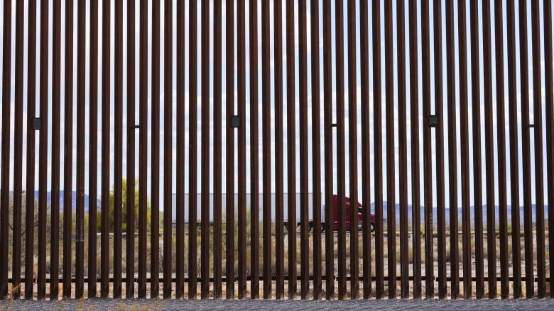 Ο Τραμπ παραχωρεί στον στρατό έκταση στα σύνορα με Μεξικό για την αντιμετώπιση της μετανάστευσης