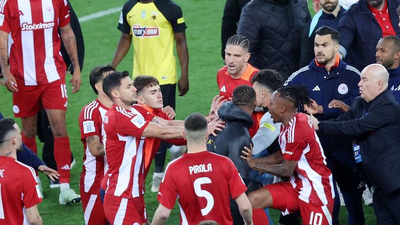 Super League: «Έβρεξε» ποινές για τα επεισόδια στο ντέρμπι Ολυμπιακός - ΑΕΚ