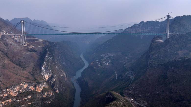 Εντυπωσιακές εικόνες: Στην Κίνα η υψηλότερη γέφυρα του κόσμου - Στα 625 μέτρα πάνω από το έδαφος