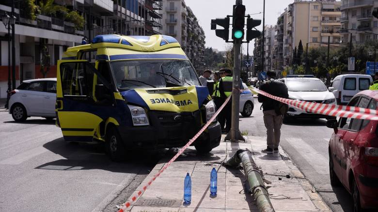 Τροχαίο με ασθενοφόρο στην Αθήνα: Διασωληνωμένη στη ΜΕΘ η 78χρονη