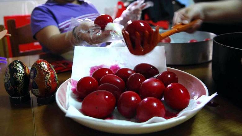 ΕΟΔΥ: Οκτώ συμβουλές για το πασχαλινό τραπέζι - Τι πρέπει να προσέξουμε με αυγά και κρέας