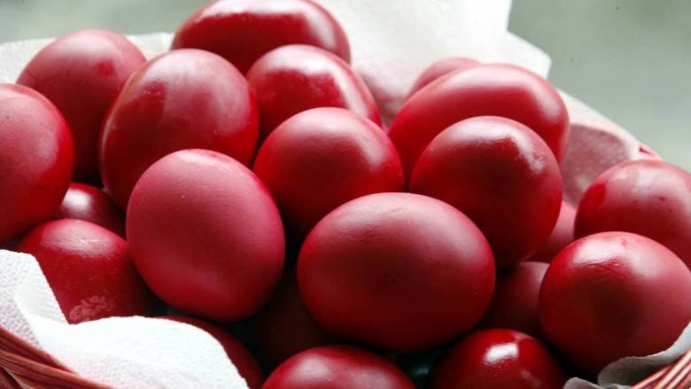 Μεγάλη Πέμπτη: Γιατί βάφουμε κόκκινα αυγά - Τα έθιμα της ημέρας στην Ελλάδα