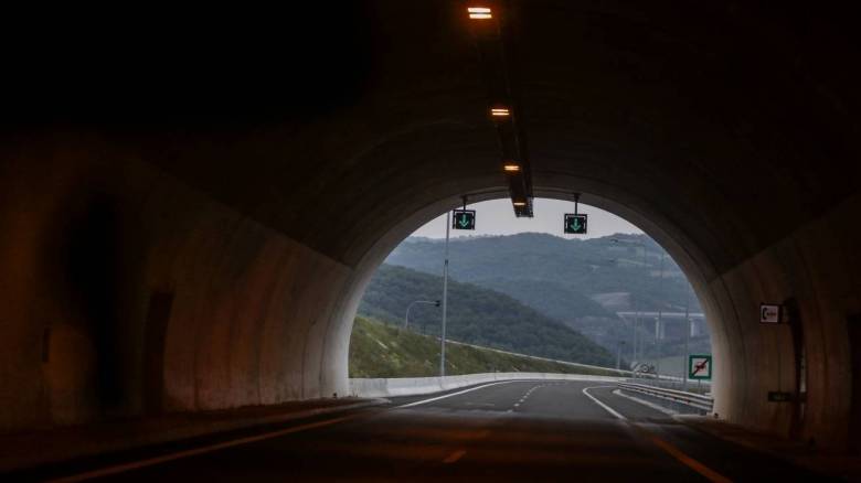 Εγνατία: Τροχαίο στη σήραγγα του Δρίσκου - Απεγκλωβίστηκαν τραυματισμένοι επιβάτες ΙΧ