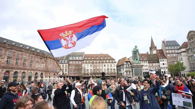 Σέρβοι φοιτητές απέκλεισαν το κτήριο της δημόσιας τηλεόρασης - Διακόπηκε η ροή του προγράμματος