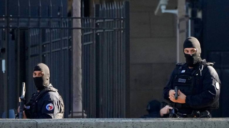 Μπαράζ επιθέσεων σε εννέα γαλλικές φυλακές - Ποιοι είναι οι πιθανοί υποκινητές