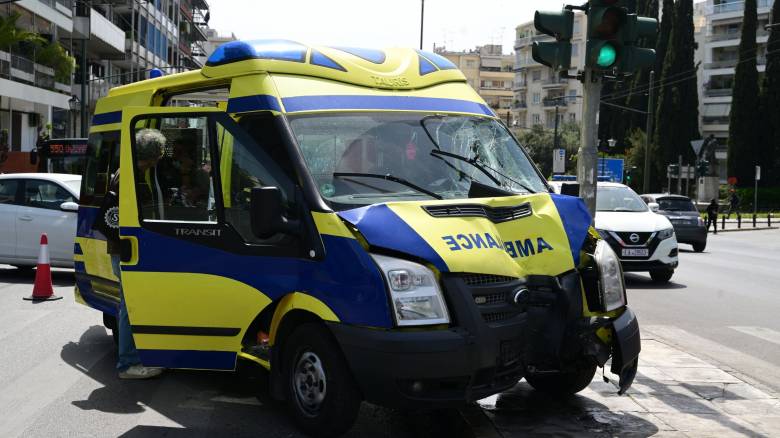 Ατύχημα στην Αθήνα: Ασθενοφόρο έπεσε σε κολώνα που καταπλάκωσε πεζούς - Πέντε τραυματίες
