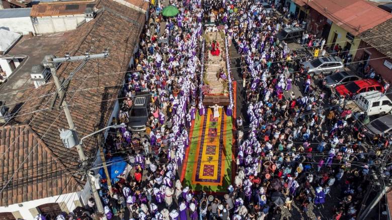 «Αλφόμπρας»: Tα «χαλιά» που στολίζουν τη Μεγάλη Εβδομάδα την πόλη Αντίγκουα της Γουατεμάλας