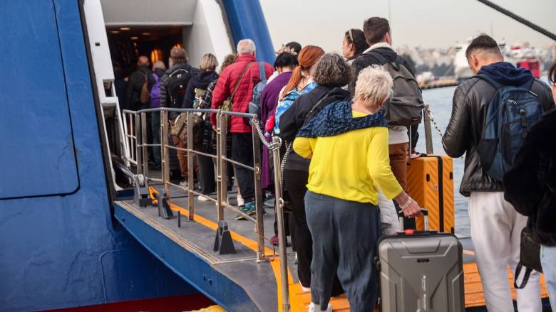 Εγκαταλείπουν την Αθήνα οι εκδρομείς του Πάσχα - Ιδιαίτερα αυξημένη η κίνηση στα λιμάνια