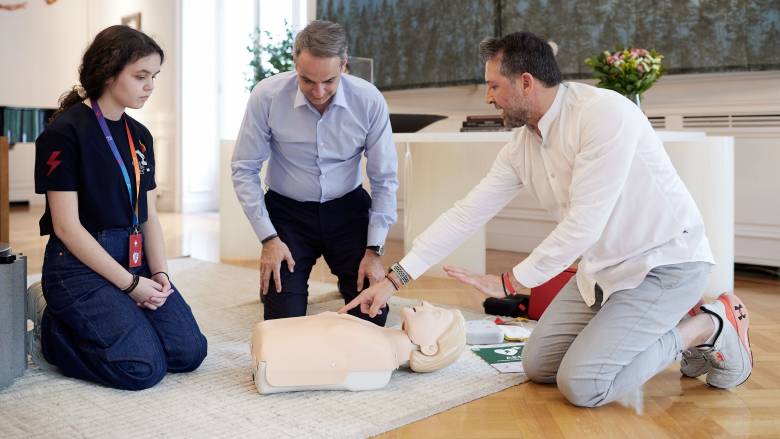 Συνάντηση Μητσοτάκη με μέλη της οργάνωσης Kids Save Lives - Να διοργανωθούν πρακτικά μαθήματα ΚΑΡΠΑ