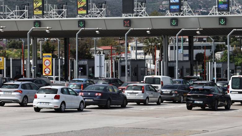 Κατά κύματα η έξοδος για το Πάσχα: Γεμάτα πλοία και λεωφορεία, αυξημένη κίνηση στα διόδια