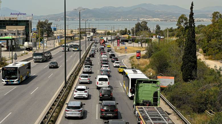 Καραμπόλα τεσσάρων οχημάτων στα Μέγαρα - Καθυστερήσεις και στην Αττική Οδό
