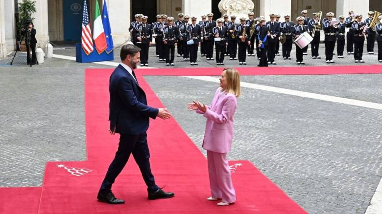 «Άριστες οι σχέσεις των δύο χωρών» τονίζει η ιταλική κυβέρνηση για τη συνάντηση Μελόνι-Βανς