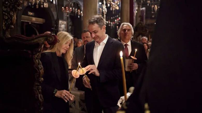 Στην Ακολουθία του Επιταφίου στην Ευαγγελίστρια της Τήνου ο Κυριάκος Μητσοτάκης