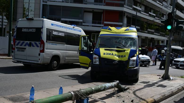 Τροχαίο με ασθενοφόρο: Στο χειρουργείο η 53χρονη πεζή - Η κατάσταση υγείας των τραυματιών