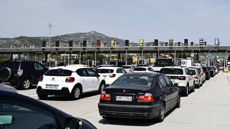 Με κάθε μέσο εγκαταλείπουν την Αθήνα οι εκδρομείς του Πάσχα - Ουρές σε διόδια και λιμάνια