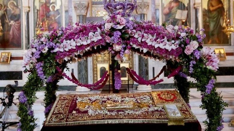 Μ. Παρασκευή: Ω γλυκύ μου έαρ: Το Μοιρολόι της Παναγίας - Τι συμβολίζουν τα λουλούδια στον Επιτάφιο