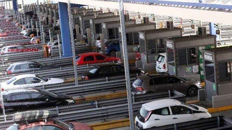 Κορυφώνεται η έξοδος των εκδρομέων από τη Θεσσαλονίκη - Καθυστερήσεις στα διόδια Μαλγάρων