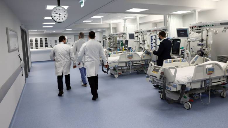 Κινδυνεύει να χάσει τα δάκτυλά του ο 15χρονος που τραυματίστηκε από φωτοβολίδα στην Κάλυμνο