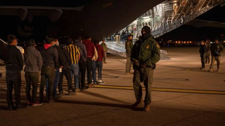 Οι ΗΠΑ αναζητούν χώρες όπου θα στέλνουν τους μετανάστες που απελαύνουν