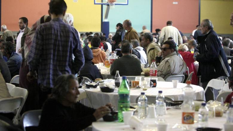 Δήμος Αθηναίων: Γεύματα αγάπης στους άστεγους την Κυριακή του Πάσχα